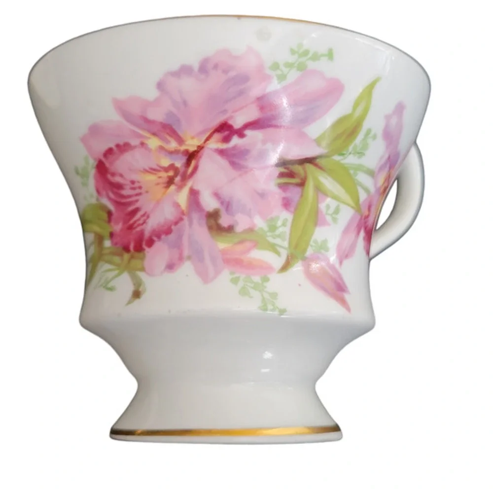 Vintage MCM 1960s Windsor Bone‎ China Tea Cup and Saucer England Gold Trim
